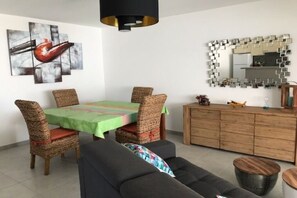 Living area - Quiet apartment on the heights of Calvi - Pets allowed (Calvi)