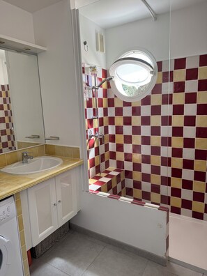 Shower, hair dryer, soap, toilet paper - Quiet apartment on the heights of Calvi - Pets allowed (Calvi)