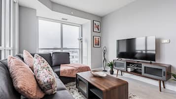 Deluxe Studio, City View | Living area