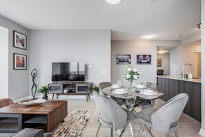 Deluxe Studio, City View | Dining - Starlight Hotel (Toronto)