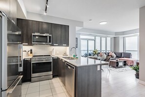 Deluxe Studio, City View | Dapur peribadi