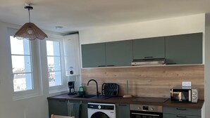 Kaffetrakter/tekoker, kjøleskap, mikrobølgeovn og ovn