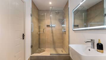 Camera singola | Bagno | Doccia, asciugamani, sapone, shampoo