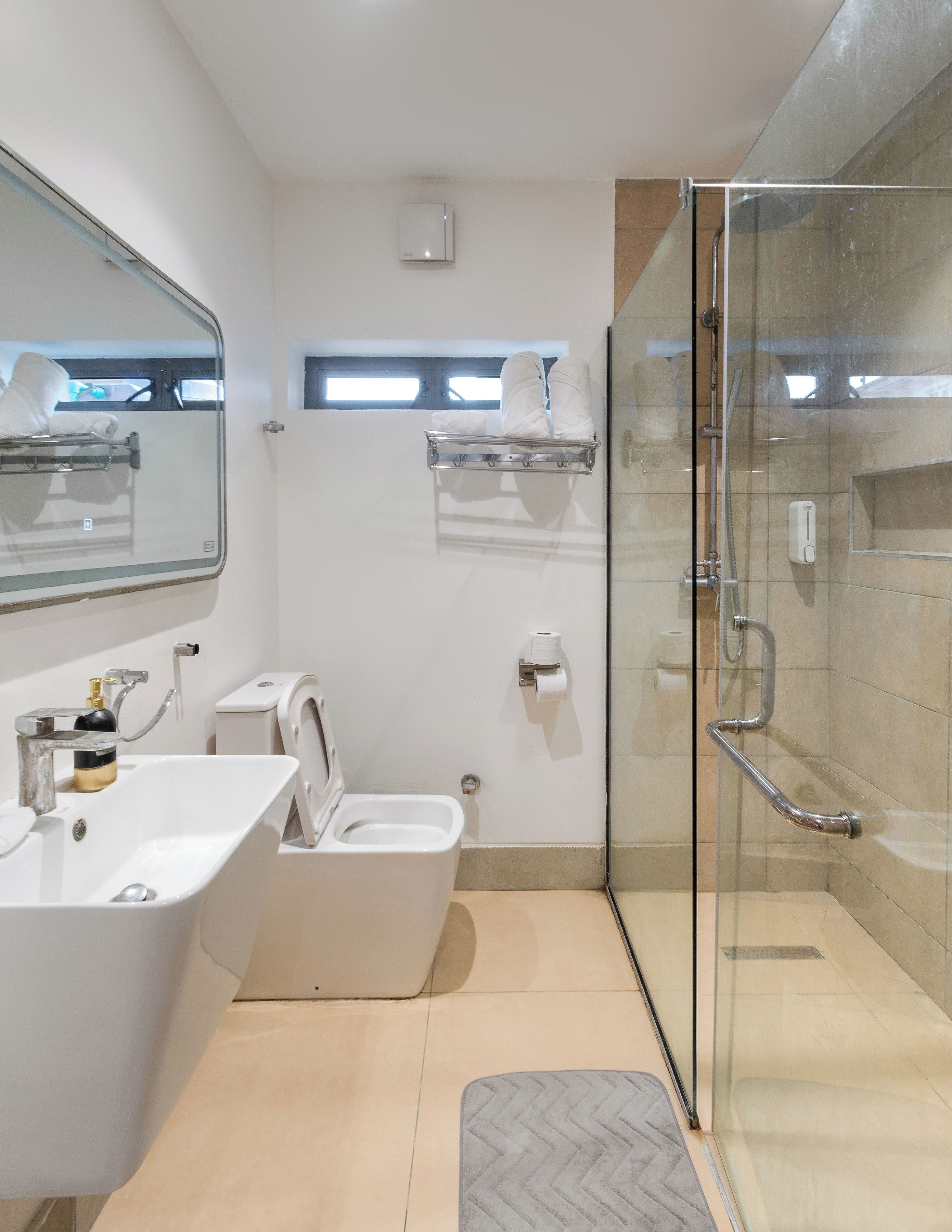 Appartement | Salle de bain | Douche, serviettes fournies, savon, shampoing