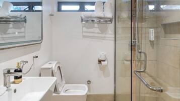 Appartement | Salle de bain | Douche, serviettes fournies, savon, shampoing