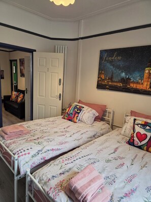 4 bedrooms, iron/ironing board, WiFi, bed sheets - 4 bedroom house with a 5 minute walk to Anfield, home of Liverpool F.C. (Liverpool)
