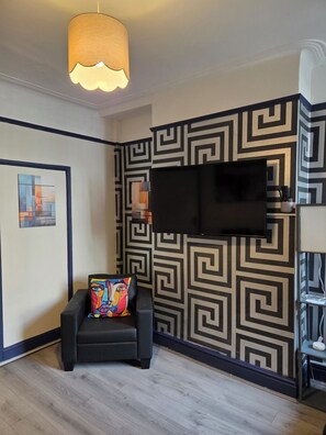 Smart TV - 4 bedroom house with a 5 minute walk to Anfield, home of Liverpool F.C. (Liverpool)