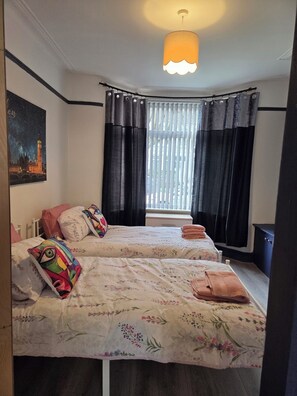4 habitaciones, tabla de planchar con plancha, wifi y ropa de cama 
