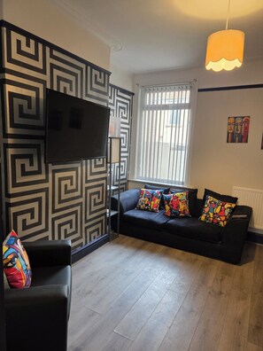 Smart TV - 4 bedroom house with a 5 minute walk to Anfield, home of Liverpool F.C. (Liverpool)