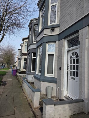 Exterior - 4 bedroom house with a 5 minute walk to Anfield, home of Liverpool F.C. (Liverpool)