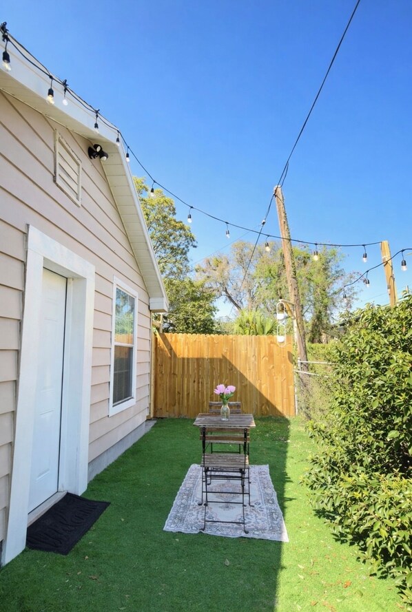 Outdoor dining - Tropical Casita • Hot Tub • Tampa • Pet-OK • Near Zoo • Kitchen • Free Parking (Tampa)