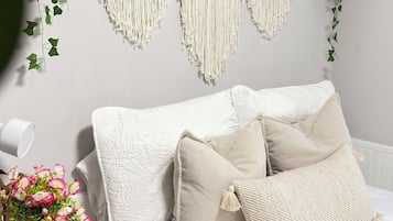 1 habitación, tabla de planchar con plancha y cuna de viaje