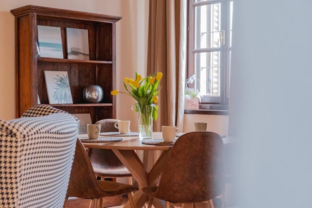 Habitación doble superior, vista al jardín | Restaurantes