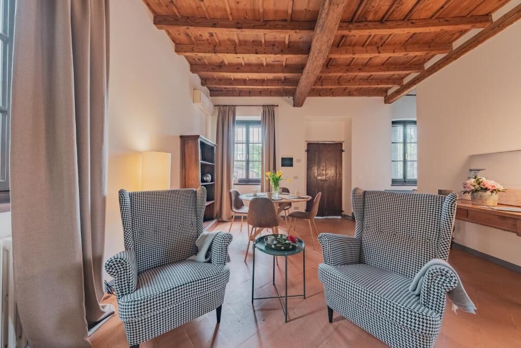 Habitación doble superior, vista al jardín | Área de sala de estar