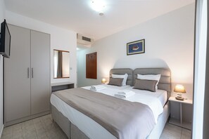1 bedroom, free WiFi, bed sheets - Cozy Double Room near the Beach (Будва)