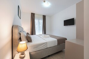 1 bedroom, free WiFi, bed sheets - Cozy Double Room near the Beach (Будва)