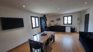 Un apartamento moderno con comedor, cocina y sala de estar.