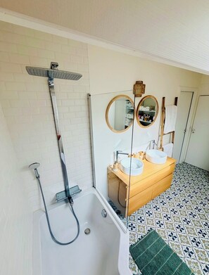 Hair dryer, towels, soap, shampoo - Charming new lodge house on the edge of a forest, in a natural setting close to the ocean. (Ondres)