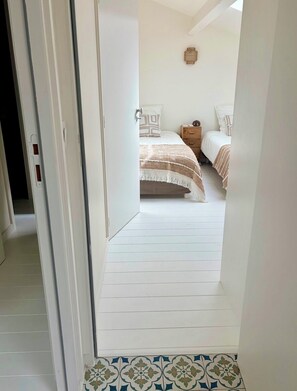 3 bedrooms, iron/ironing board, travel cot, free WiFi - Charming new lodge house on the edge of a forest, in a natural setting close to the ocean. (Ondres)