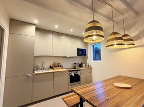 Fridge, microwave, oven, stovetop - Charming new lodge house on the edge of a forest, in a natural setting close to the ocean. (Ondres)