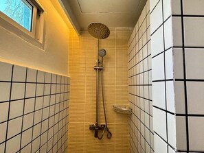Shower, towels, soap, shampoo - Nana Best Hostel (Bangkok)
