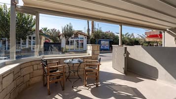 Deluxe Suite, Balcony | Outdoor dining