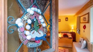 Ein Zimmer mit einem Bett, einem Nachttisch, einer Lampe und einem Wandbild.
