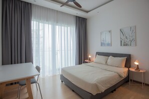 Escritorio, espacio para trabajar con laptop y wifi gratis 