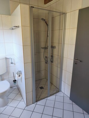Haartrockner, Handtücher, Seife, Toilettenpapier