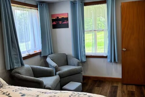 Quiet & cozy apartment on a Christmas Tree Farm.