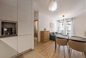 Un apartamento moderno con cocina, comedor y sala de estar.