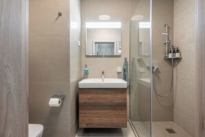 Shower, hair dryer, towels, soap - Charming 1-bedroom apartment with AC and GARAGE in City Center (Budapest)