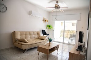 Living area - Cozy 2-Bedroom Apartment in Makenzy Beach (Larnaka)