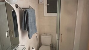 Ein Badezimmer mit Toilette, Waschbecken und Dusche.