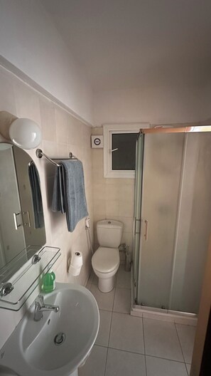 Bidet, towels, toilet paper - Cozy 2-Bedroom Apartment in Makenzy Beach (Larnaka)