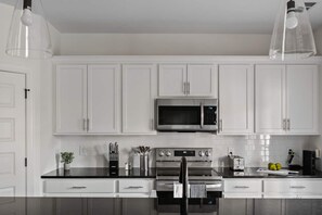 Apartment - 1 King 2 Queens Garage Yard Washer Dryer (Old Hickory)