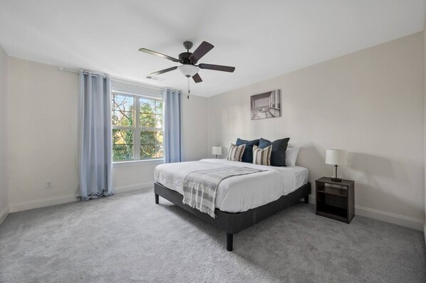 Apartment - 1 King 2 Queens Garage Yard Washer Dryer (Old Hickory)