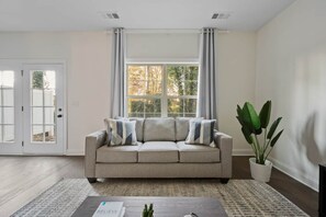 Apartment - 1 King 2 Queens Garage Yard Washer Dryer (Old Hickory)