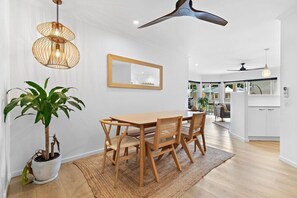 Dining - Macquarie Lodge Apartments (Sunshine Coast)