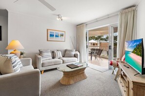 Living area - Macquarie Lodge Luxury Apartments (Sunshine Coast)