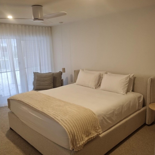 Room - Macquarie Lodge Luxury Apartments (Sunshine Coast)