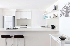 Private kitchen - Macquarie Lodge Luxury Apartments (Sunshine Coast)