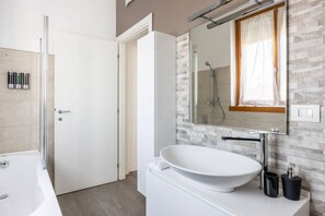 Dusche, Bidet, Handtücher, Shampoo