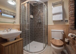Standard Double Room | Bathroom | Free toiletries, slippers, soap, shampoo - The Waterway Pub and Rooms  (London)