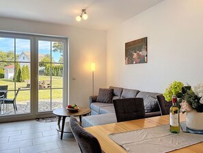 TV - Lovely apartment in villa for 5 people with WIFI, TV and patio (Trassenheide)