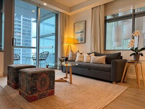 Deluxe Double Room, Marina View | Living area - Fountain Suites & Hotels (Toronto)