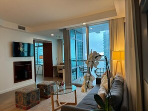 Deluxe Double Room, Marina View | Living area - Fountain Suites & Hotels (Toronto)
