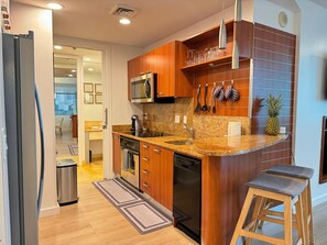 Deluxe Double Room, Marina View | Private kitchen - Fountain Suites & Hotels (Toronto)