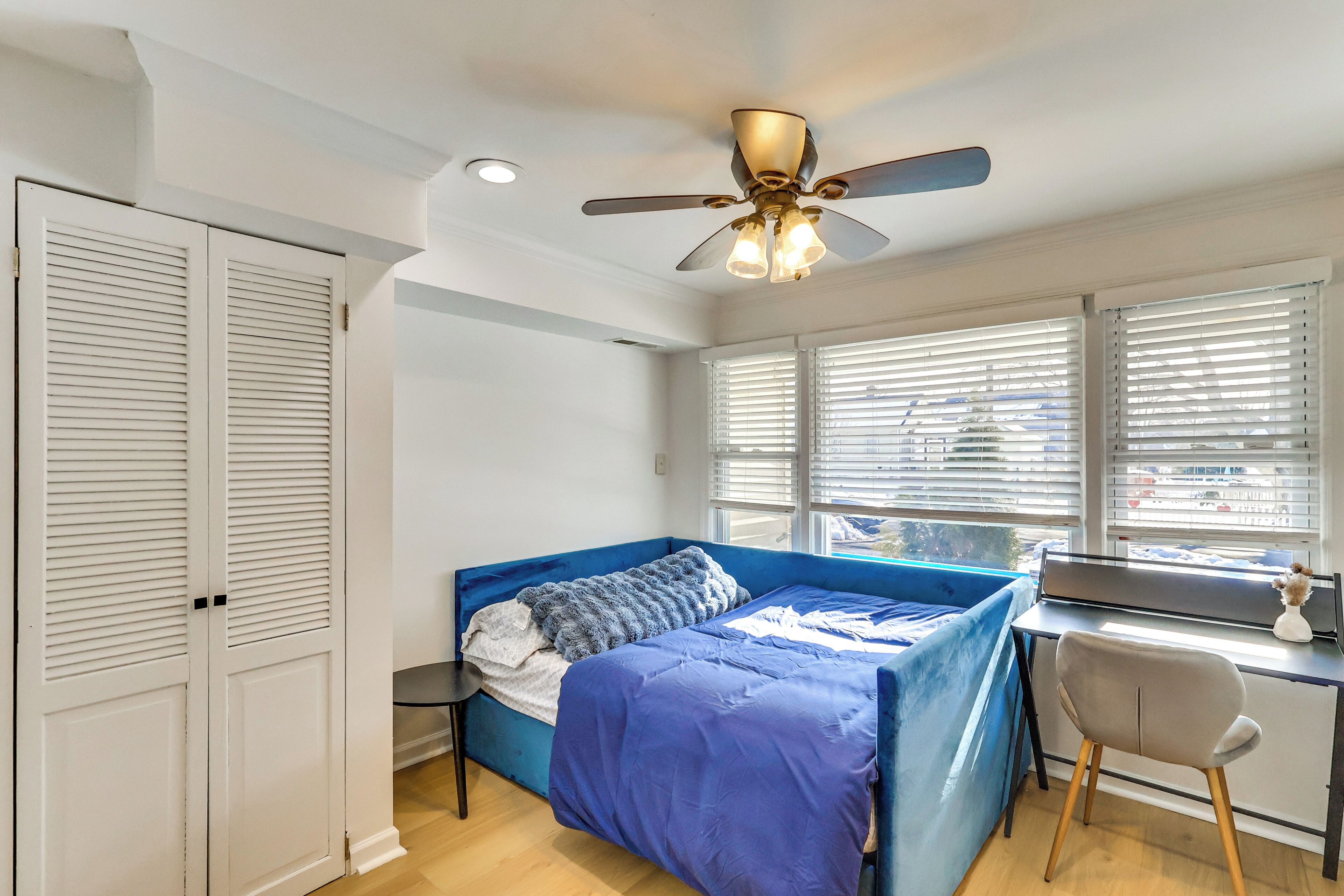 Une chambre à coucher avec un lit, un bureau et une chaise.