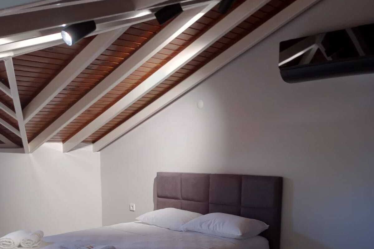 Ein Schlafzimmer mit einem Bett, Kissen und Handtüchern.